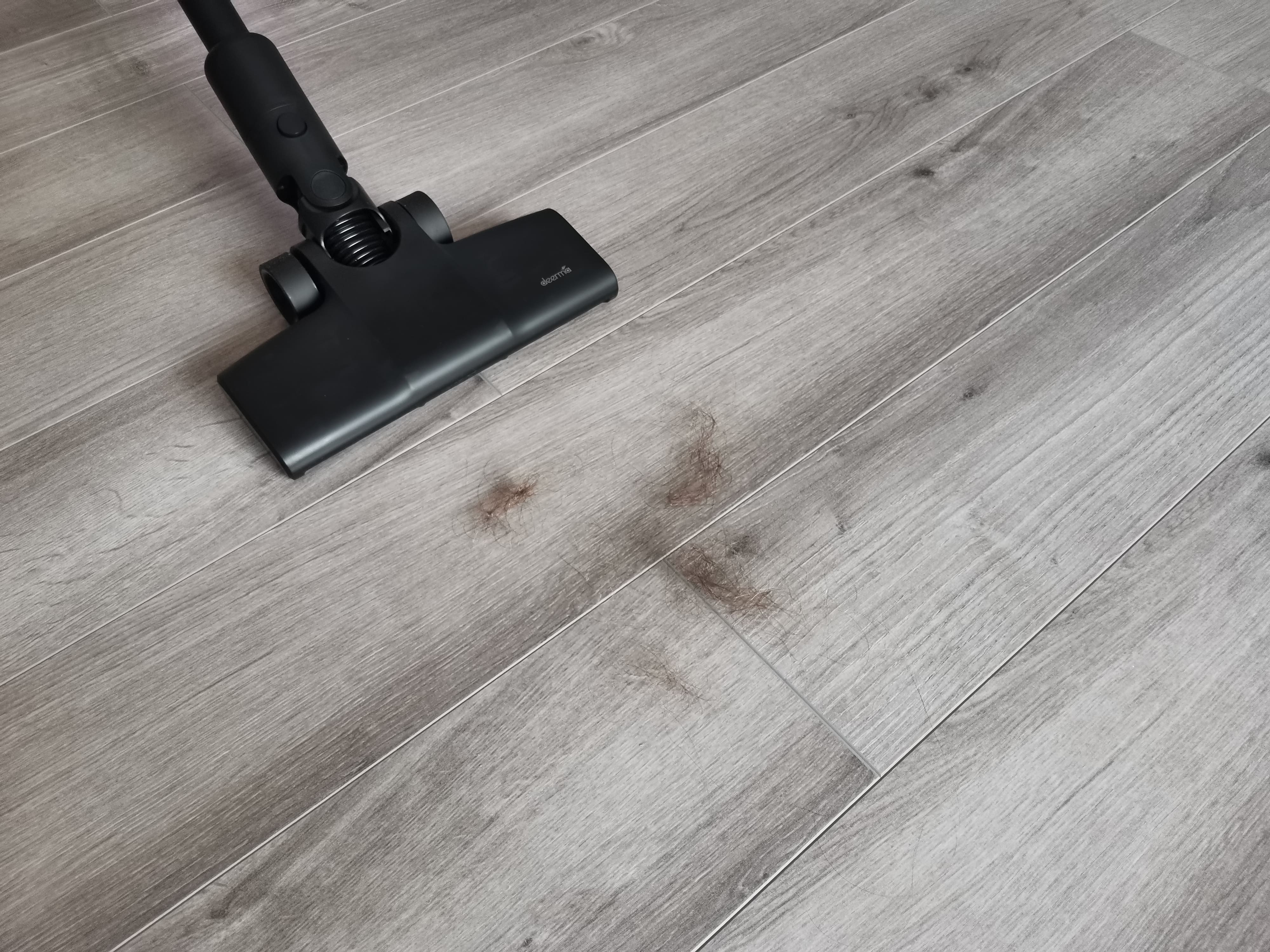 Deerma T20W уборка волос на ламинате